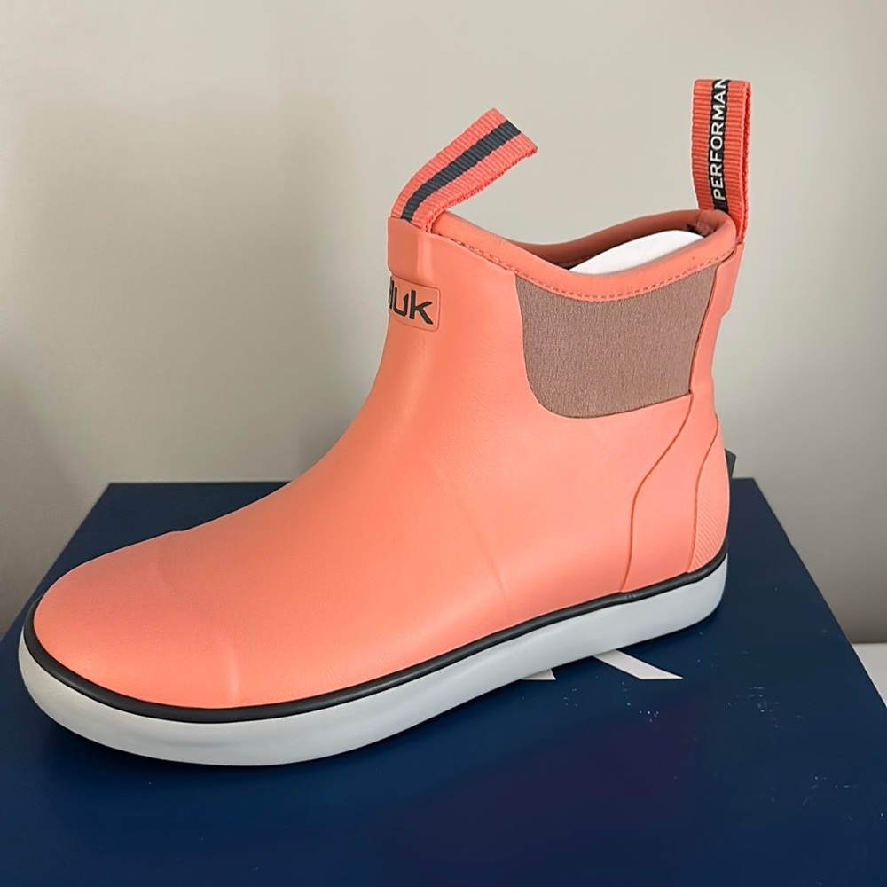 Huk rogue wave boots in dessert flower